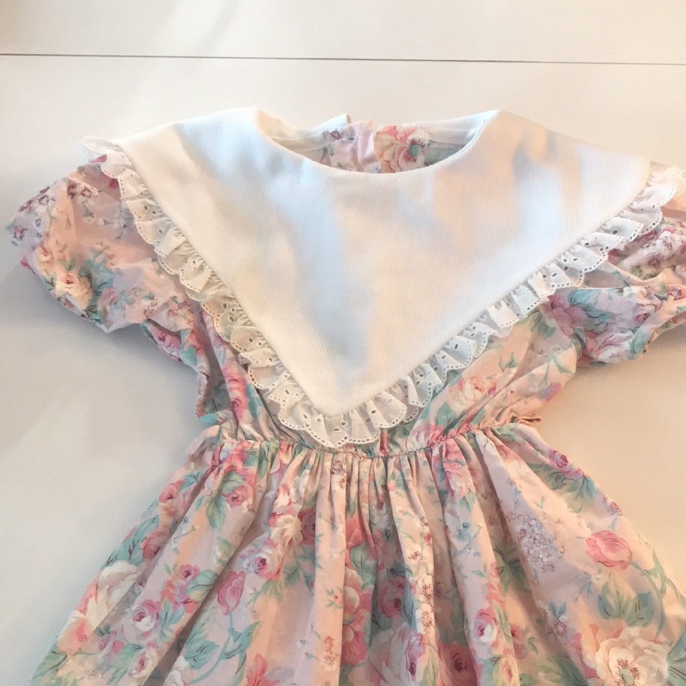 Girls Size 5, floral dress with lace trimmed collar and hem, short sleeve